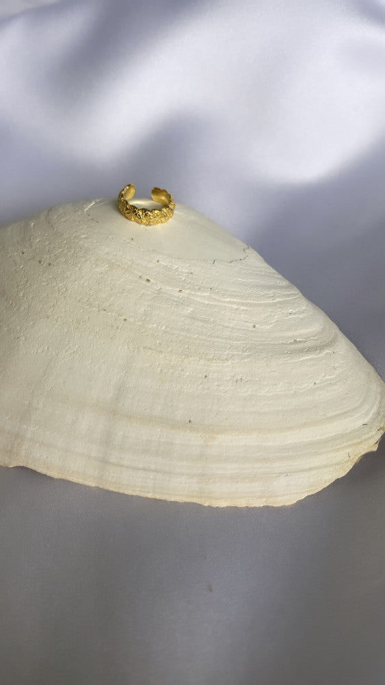 Banked earcuff