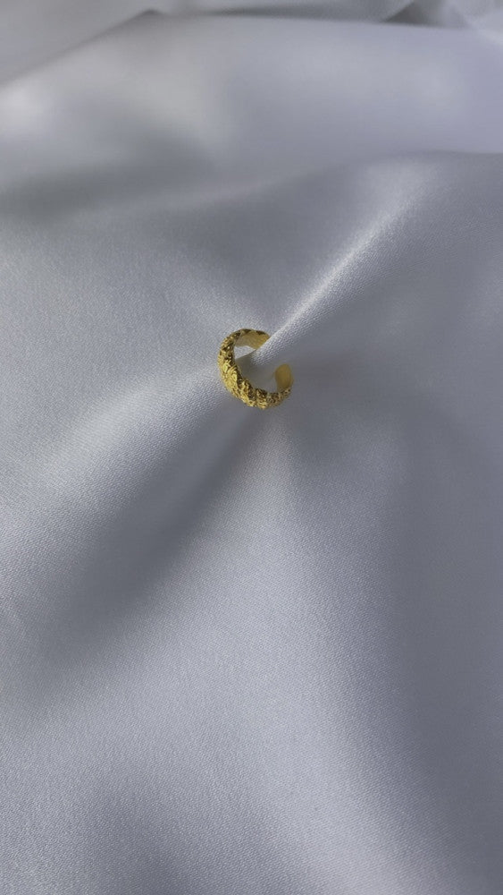 Banked earcuff