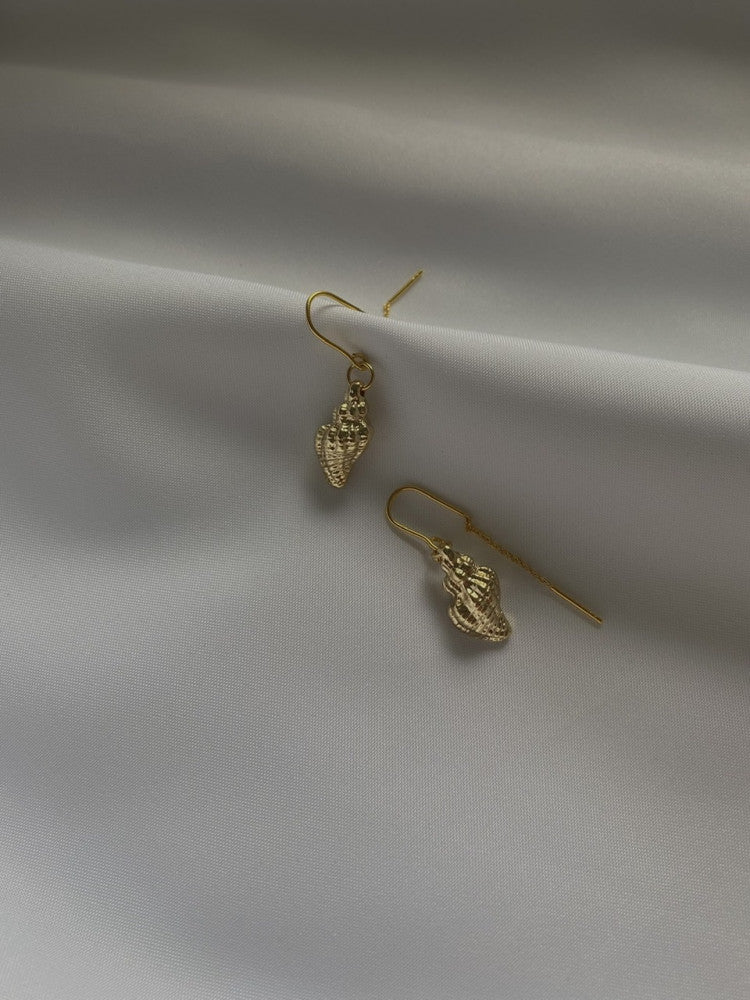 Golden shell earrings