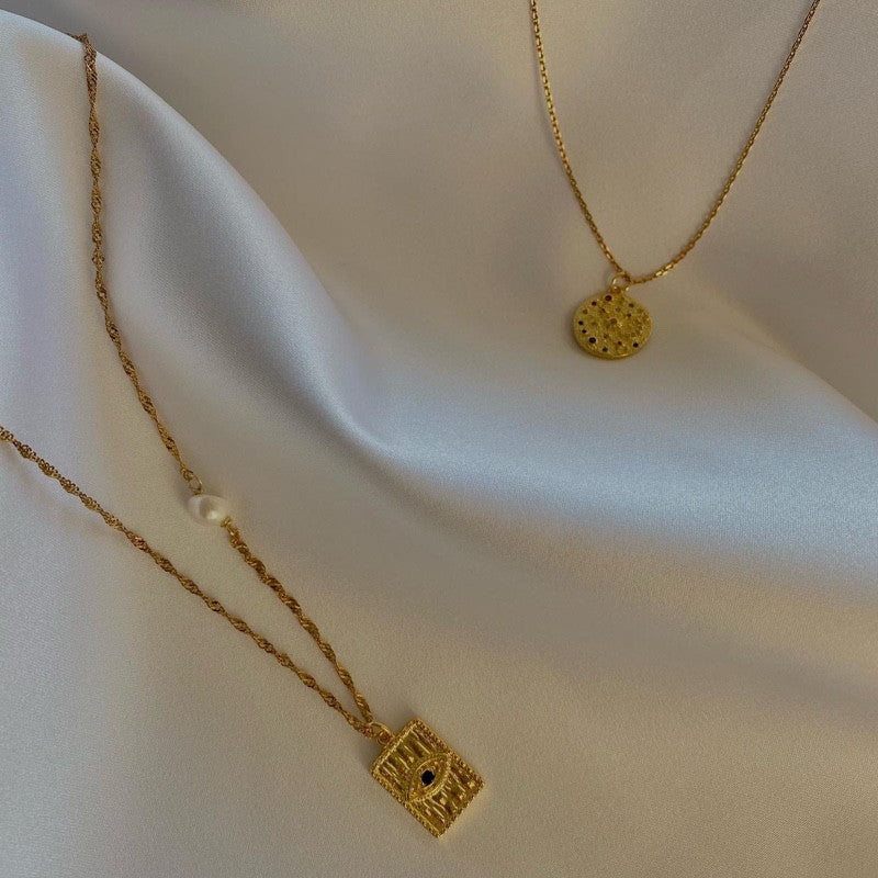 All eyes on me necklace